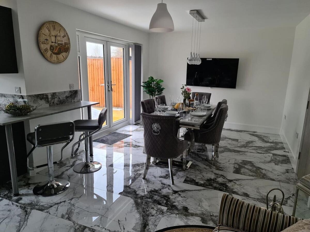 Sav 5 Bed Luxury Detached House In Leicester Humberstone Номер фото